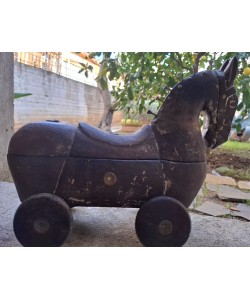 Διακοσμητικό με ρόδες σε σχήμα αλόγου