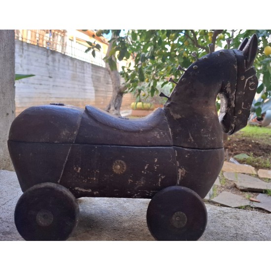 Διακοσμητικό με ρόδες σε σχήμα αλόγου