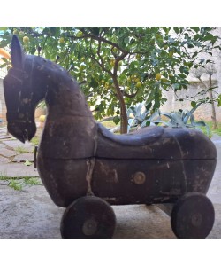 Διακοσμητικό με ρόδες σε σχήμα αλόγου