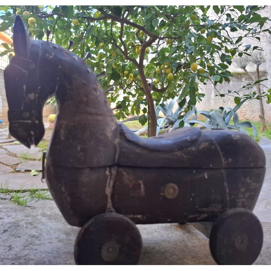 Διακοσμητικό με ρόδες σε σχήμα αλόγου