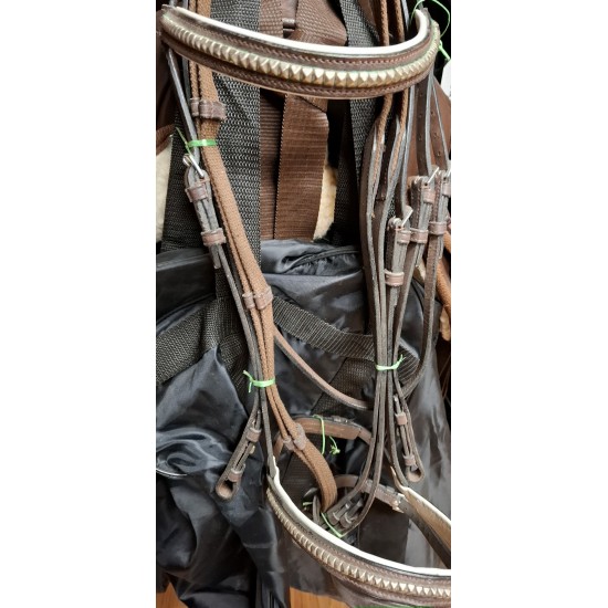 Δερμάτινα γκέμια με τετράγωνα τρουκς