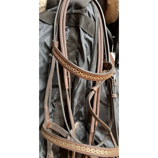 Δερμάτινα γκέμια με μεταλλική αλυσίδα τετραγωνάκια