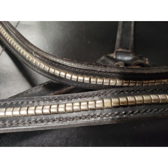 Δερμάτινα καπίστρια με μεταλλική διακόσμηση