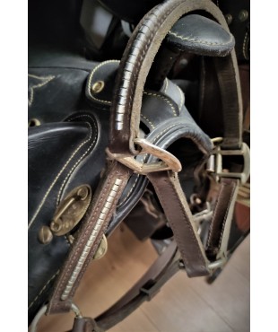 Δερμάτινα καπίστρια με μεταλλική διακόσμηση